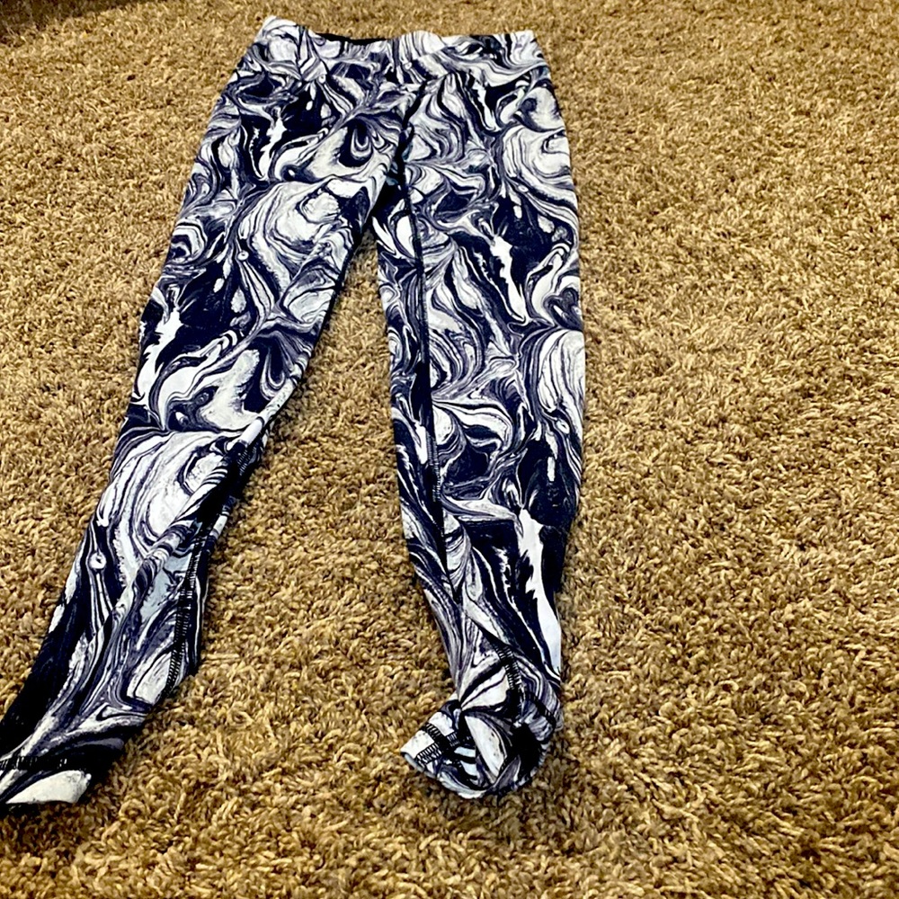 Extra small, super stretchy and can fit woman and kids